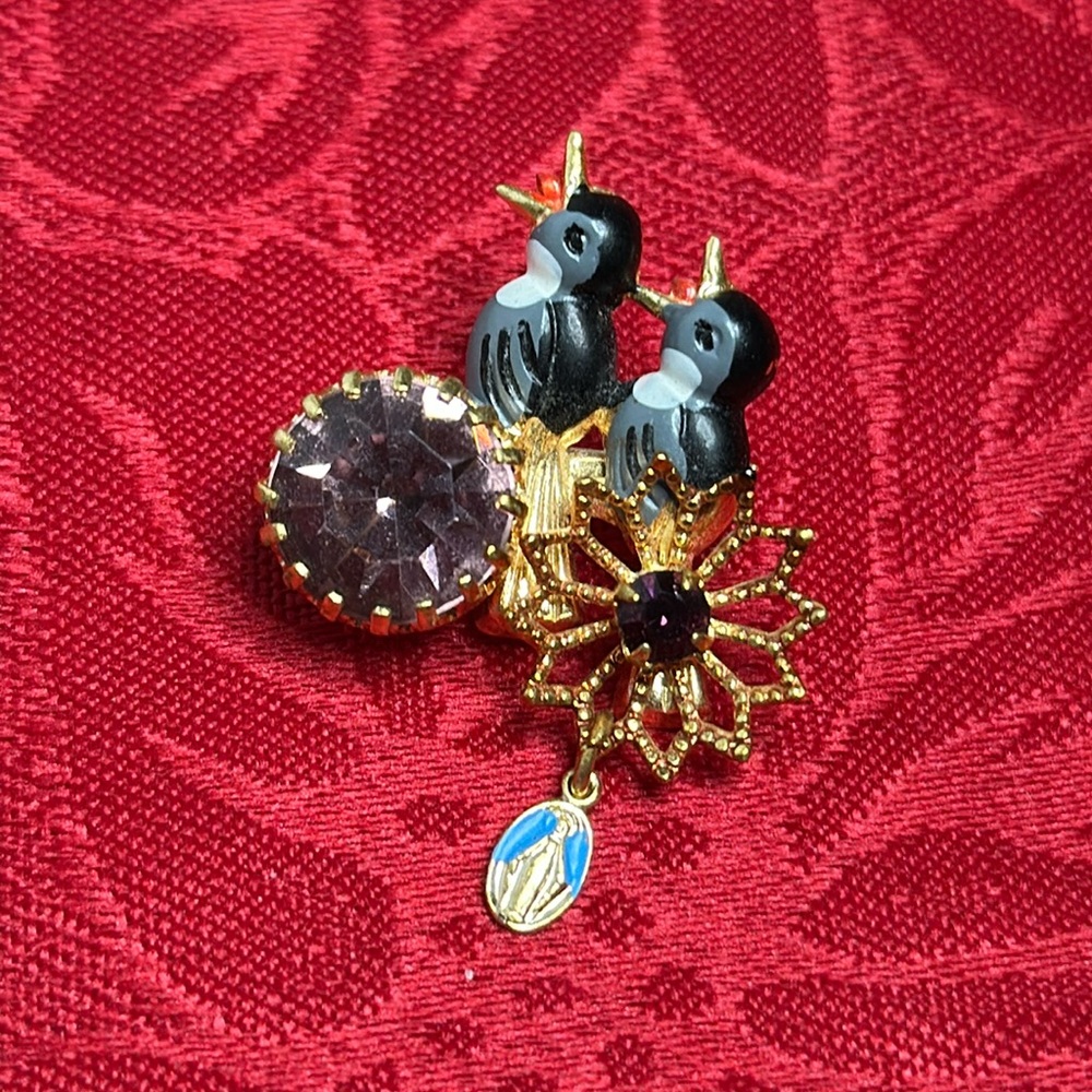 🔥Unique RARE Brooch - Chipping Birds With Big Shiny Purple Stones & Mother Mary